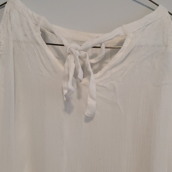 💫 2/$25 • White Blouse with Cutout Shoulders - Picture 4 of 4